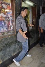 Shahrukh Khan promotes Chennai Express in Maratha Mandir, Mumbai on 15th Aug 2013 (62).JPG